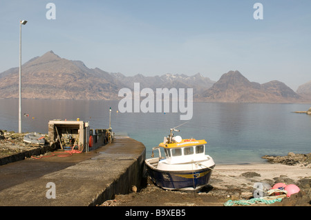 L'Elgol jetée sur le Loch Scavaig avec le Black Cullins mountains au-delà des Highlands écossais 2241 SCO Banque D'Images