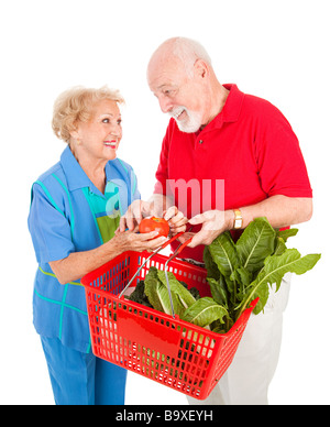 Adorable couple bénéficie d'achats pour les produits frais en santé ensemble isolated on white Banque D'Images