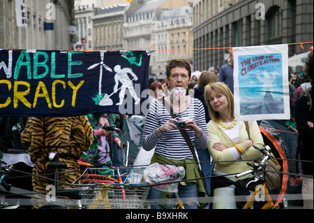 Londres - les manifestations du G20. Les manifestations pacifiques au Camp climatique qui a été mis en place à Bishopsgate. Banque D'Images