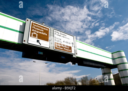 Le bras et la signalisation routière sur le pont de la baie de Cardiff Cardiff au Pays de Galles Banque D'Images