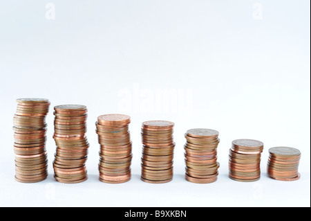 Des piles de l'un Britannique et deux pièces pence pence Penny Service de la reine Elizabeth II Banque D'Images