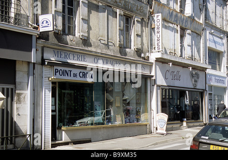 Angoulême, SW France, légèrement des boutiques dans l'avenue Berthelot. Banque D'Images