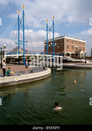 UK Angleterre Salford Quays boys swimming in Manchester Ship Canal Banque D'Images