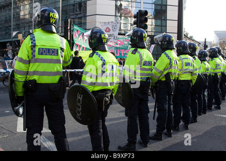 La police anti-émeute lors de manifestations au sommet du G20 de Londres UK Ville Bishopsgate Banque D'Images