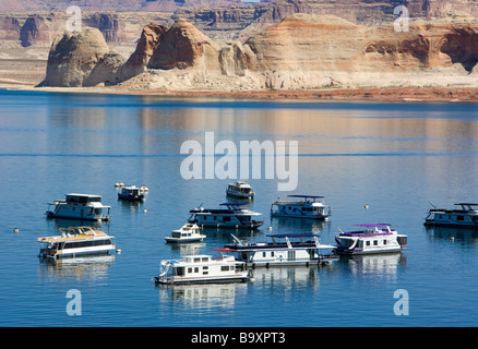 Péniches sur le Lac Powell, près de Wahweap Marina Arizona USA Banque D'Images