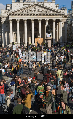 La crise du crédit UK G20 de protestation devant Bank of England Threadneedle Street Arrêter la ville mars et manifestation contre le capitalisme. 2000S 2009 Banque D'Images