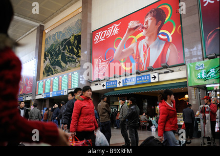 Coca Cola billboard avec l'athlète chinois Liu Xiang à la gare de Pékin. 13-Mar-2009 Banque D'Images