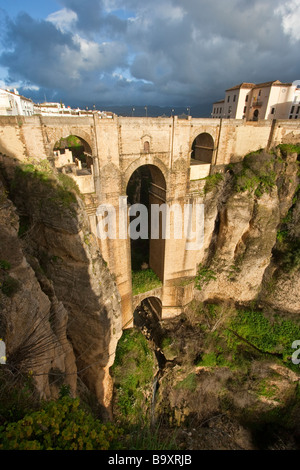 Puente Nuevo ou nouveau pont enjambant la Gorge El Tajo de Ronda Andalousie Espagne Banque D'Images