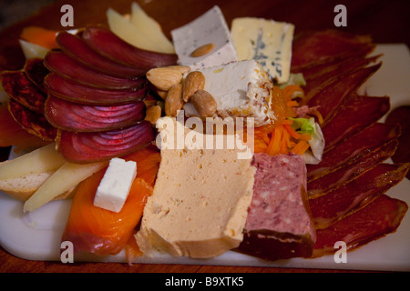 Plateau de fromages et viandes à Bodegas Castaneda à Grenade Espagne Banque D'Images