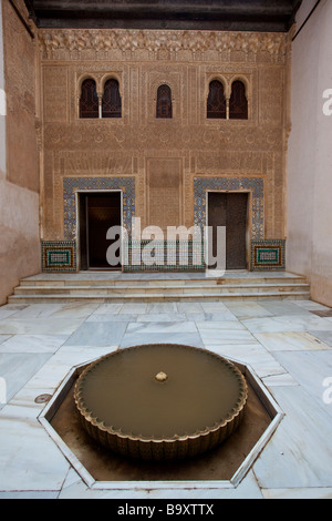 Dans la cour dans le Palais de Comares nasride de l'Alhambra à Grenade Espagne Banque D'Images