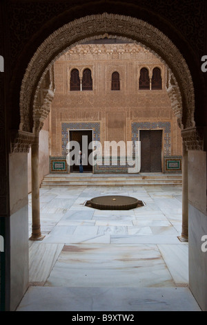 Dans la cour dans le Palais de Comares nasride de l'Alhambra à Grenade Espagne Banque D'Images