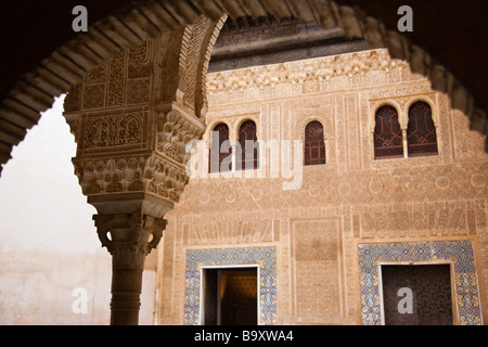 Dans la façade de Comares Palais Nasrides de l'Alhambra à Grenade Espagne Banque D'Images