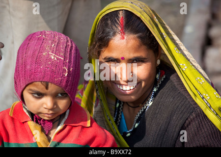 La mère et l'enfant indien dans les rues de Delhi Inde Banque D'Images