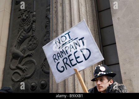 Credit Crunch G20 protestation hors de la Banque d'Angleterre Threadneedle Street 1er avril 2009 Homme protestant pas endémique signe de l'avidité 2000 UK HOMER SYKES Banque D'Images