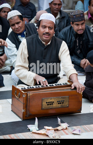 La musique à Hazrat Nizamuddin Dargah sanctuaire musulman dans Old Delhi Inde Banque D'Images