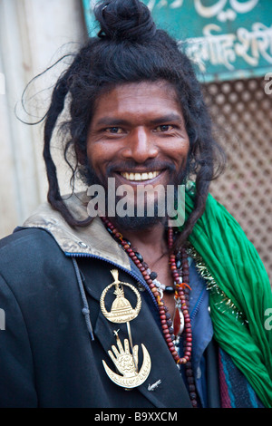 L'homme religieux soufi Hazrat Nizamuddin Dargah au culte musulman dans la région de Old Delhi Inde Banque D'Images