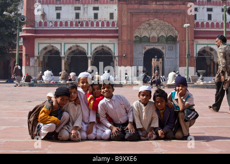 Les garçons musulmans à la mosquée Fatehpuri dans Old Delhi Inde Banque D'Images