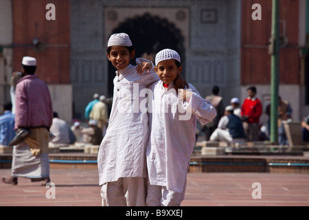 Les garçons musulmans à la mosquée Fatehpuri dans Old Delhi Inde Banque D'Images