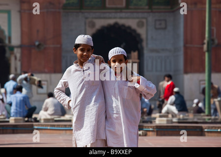 Les garçons musulmans à la mosquée Fatehpuri dans Old Delhi Inde Banque D'Images