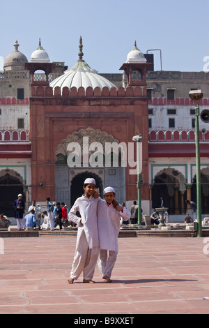 Les garçons musulmans à la mosquée Fatehpuri dans Old Delhi Inde Banque D'Images