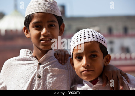 Les garçons musulmans à la mosquée Fatehpuri dans Old Delhi Inde Banque D'Images