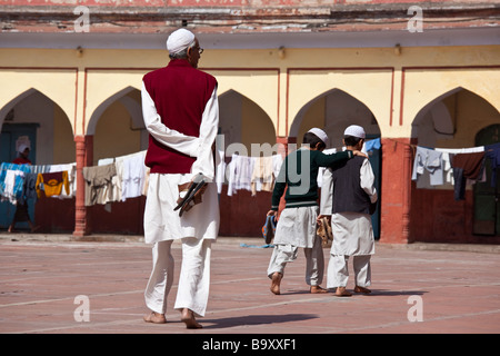 L'observation de l'enseignant plus de garçons à la mosquée Fatehpuri dans Old Delhi Inde Banque D'Images