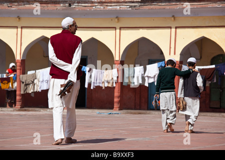 L'observation de l'enseignant plus de garçons à la mosquée Fatehpuri dans Old Delhi Inde Banque D'Images