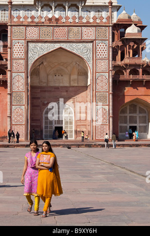 Deux jeunes femmes indiennes à Akbars tombe dans Agra, Inde Banque D'Images