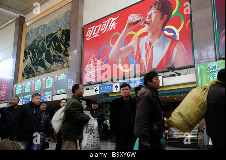 Coca Cola billboard avec l'athlète chinois Liu Xiang à la gare de Pékin. 13-Mar-2009 Banque D'Images