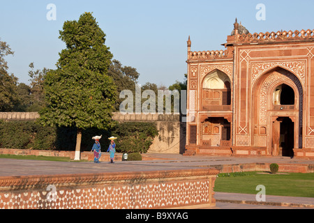 Les femmes qui font des travaux de restauration à l'Itmad Ud Daulah tombe dans Agra Inde Banque D'Images