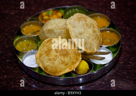 Thali indien du sud à un Saravana Bhavan Restaurant à Delhi Inde Banque D'Images