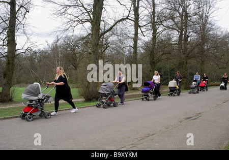 Les mères avec bébé buggy dans Trent Park, Londres Banque D'Images