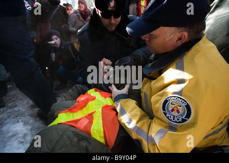 Les arrestations de police de Toronto d'un syndicat SCFP 3903 manifestant lors d'un rassemblement contre le gouvernement de l'Ontario est une loi de retour au travail. Banque D'Images