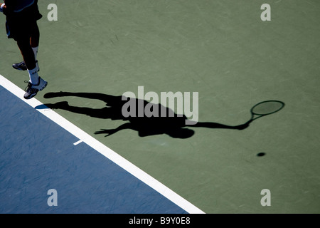 Ombre de joueur de tennis au service Banque D'Images