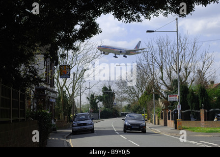 L'atterrissage de l'avion à l'aéroport de Heathrow, Londres Banque D'Images
