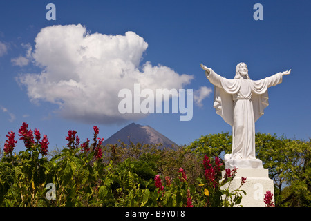 Statue de Jésus au Cementerio de Los Angeles Moyogalpa, le Nicaragua sur l'île Ometepe avec le Volcan Concepcion se profilent derrière. Banque D'Images