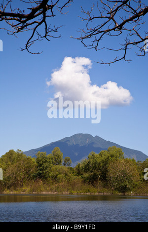 Volcan Maderas et la lagune de Charco Verde Vert Nature Reserve, l'île Ometepe Cocibolca ou sur le Lac Nicaragua. Banque D'Images