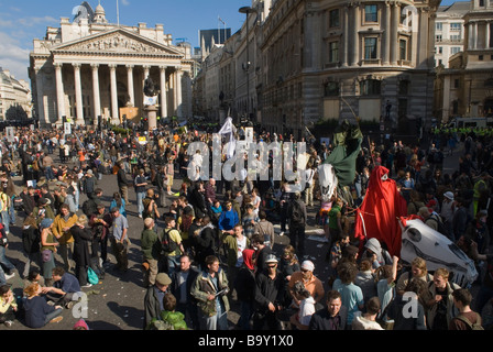 Credit Crunch G20 proteste à l'extérieur de la Bank of England Threadneedle Street. Royal Exchange Building Crowd People Street Theatre 2008 2009 2000s HOMER SYKES Banque D'Images