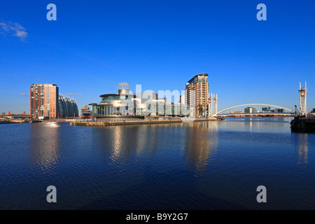 Le Lowry Centre et Pont du Millenium, Salford Quays, Manchester, Lancashire, England, UK. Banque D'Images