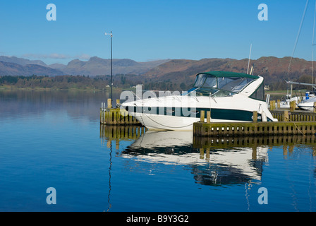 Bateau amarré au port de plaisance, Low Wood Lake Windermere, Parc National de Lake District, Cumbria, Angleterre, Royaume-Uni Banque D'Images