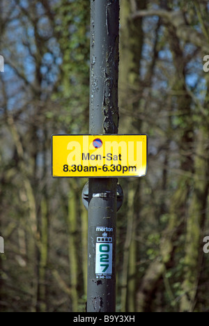 Le règlement de stationnement adjacent à signer Wimbledon Common, dans le sud-ouest de Londres, Angleterre Banque D'Images