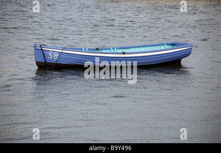 Numéro 58 bleu pastel bateau à rames, Saltash, Cornwall, UK Banque D'Images