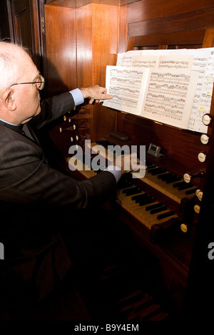 Malcolm 4 Organistwho Rudland Proms a effectué sur les navires de troupes Falkland et partout dans le monde, y compris en Chine Japon Hongrie Banque D'Images