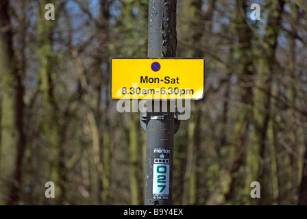 Le règlement de stationnement adjacent à signer Wimbledon Common, dans le sud-ouest de Londres, Angleterre Banque D'Images