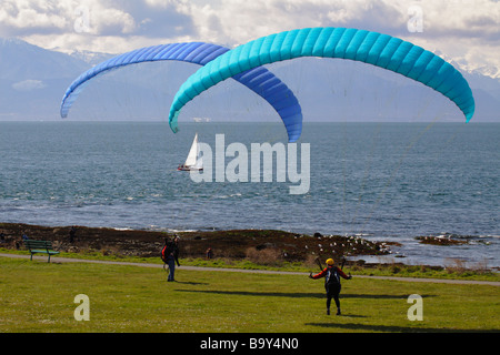 Paraglidesr prépare à lancer à partir de Dallas Road waterfront Victoria British Columbia Canada Banque D'Images