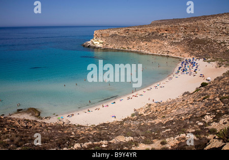 Vue sur Spiaggia dei Conigli à Lampedusa, Sicile, Italie. Plage de sable blanc et mer, les touristes nageant dans l'eau cristalline pendant les vacances d'été Banque D'Images