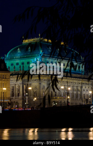 La tombée de la vue sur la Vltava avec remblai Théâtre National et le pont Legii, Prague, République tchèque. Banque D'Images