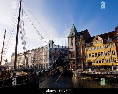 Matin dans le port de Nyhavn (Nouveau) à Copenhague, Danemark. Banque D'Images