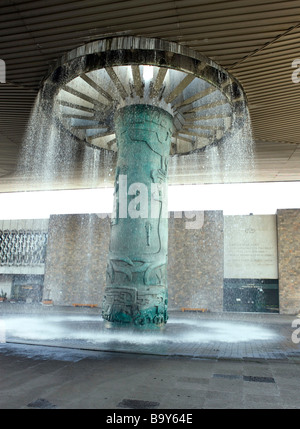 Dispositif de l'eau Fontaine, au Musée National d'anthropologie de Mexico, Mexique. Chávez Morado Fontaine Banque D'Images