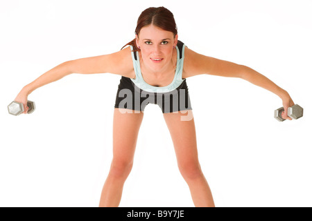 Une femme en vêtements de sport l'entraînement avec haltères courtes Banque D'Images